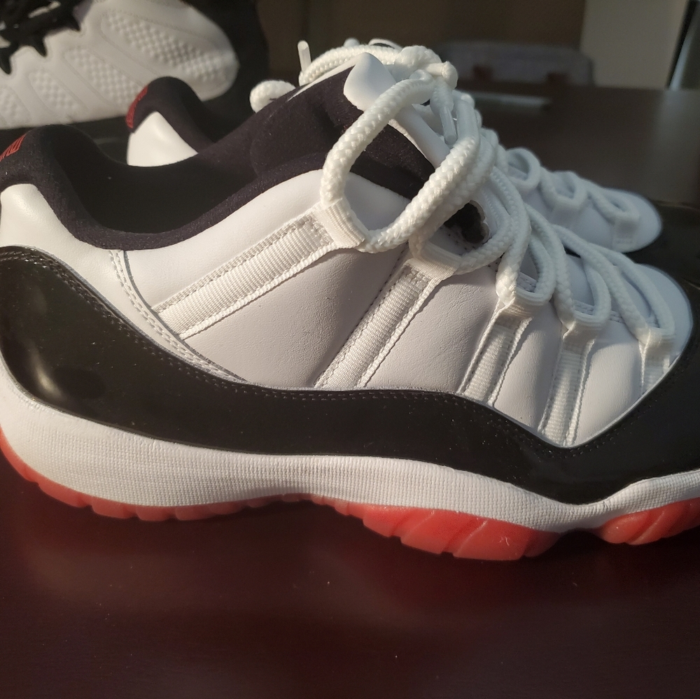 Air Jordan 11 Retro Low "Concord Bred" Size 9.5
